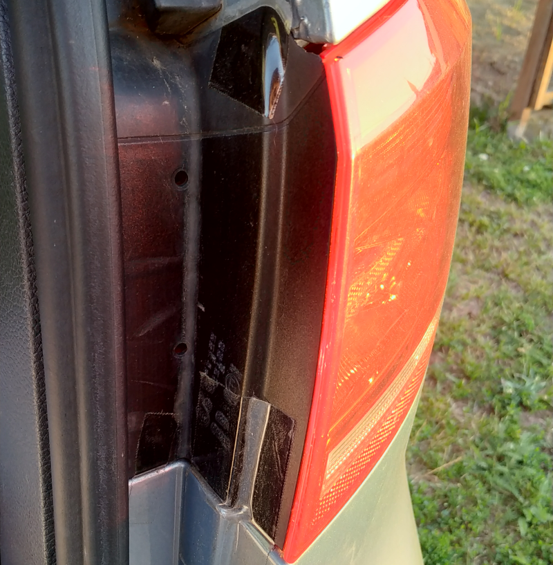 Gorilla Glear Repair Tape 48mm x 8,2m průhledná - přichycení světla, kde chybí šroub